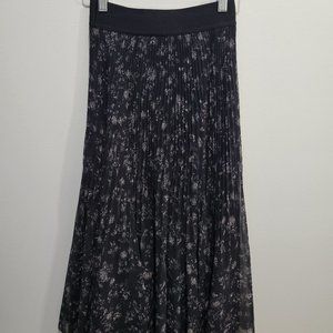 Aritzia Twirl Pleated Skirt - Black/Bone size US XXS